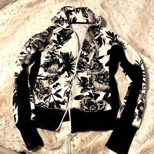 LuLuLemon ZipUp. Size6. FloralPrint.